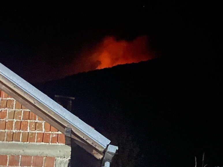 10 familje të rrezikuara nga zjarri në Shtupeq të Madh të Pejës