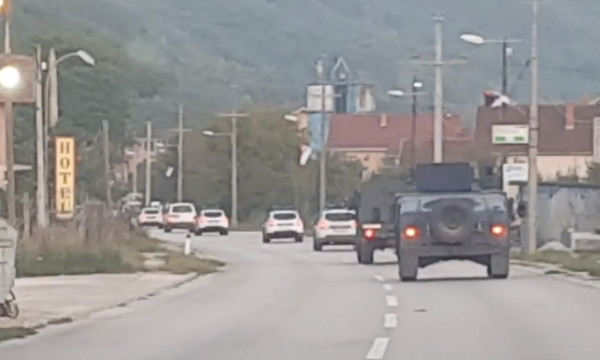 Policia e Kosovës kalon nëpër Zubin Potok, rrugës për në pikën kufitare në Bërnjak