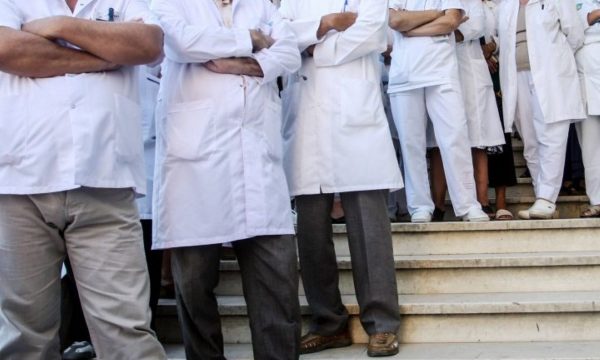 Punëtorët shëndetësorë në Kosovë nga java e ardhshme do të hyjnë në grevë