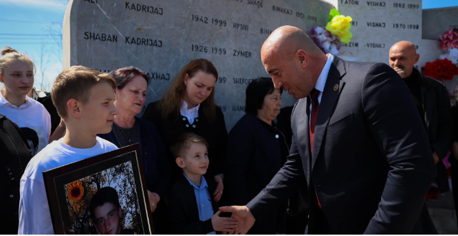 Haradinaj kujton masakrën e Deçanit e Klinës  Kosova në vijë më ushtritë e NATO s  nderi më i madh për të rënët